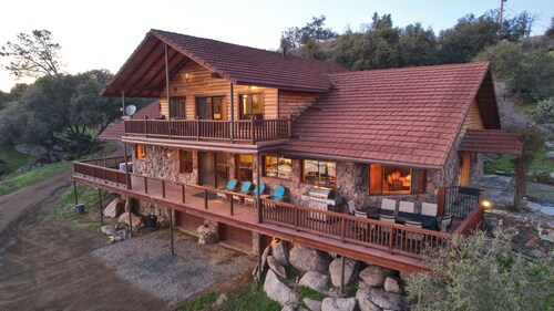 Spacious 6-bedroom Estate with Private Lake, near Yosemite