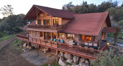 Spacious 6-bedroom Estate with Private Lake, near Yosemite