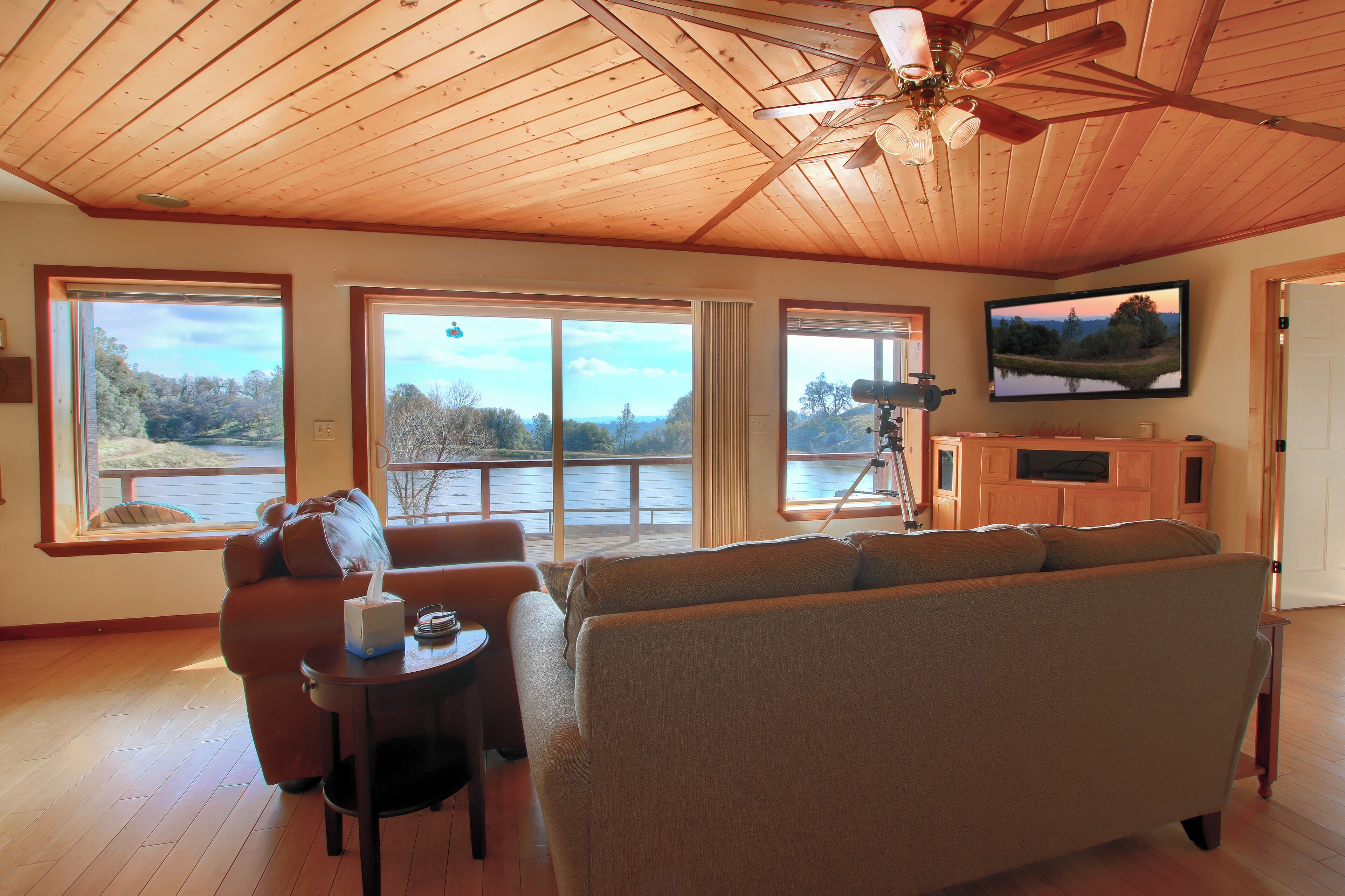 TV connectée, cheminée, jeux vidéo, baby-foot