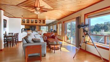 TV connectée, cheminée, jeux vidéo, baby-foot