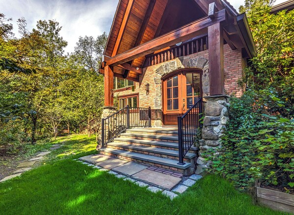 Exterior - Mountain Lodge Retreat, Near New Paltz &Hikes.
Nature and modern convenience. (New Paltz)