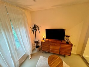 Căn hộ tiện nghi đơn giản, quang cảnh vườn | Khu phòng khách