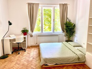 Comfort appartement, uitzicht op de stad | Verduisterende gordijnen, een strijkplank/strijkijzer, gratis wifi