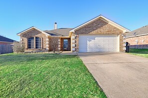Exterior - HotTub, GameRoom, 20Min to Dickies Arena, Firepit!!!!!!!!!!!!! (Burleson)