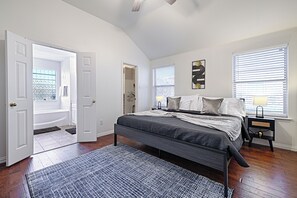 3 bedrooms, iron/ironing board, travel crib, free WiFi - HotTub, GameRoom, 20Min to Dickies Arena, Firepit!!!!!!!!!!!!! (Burleson)