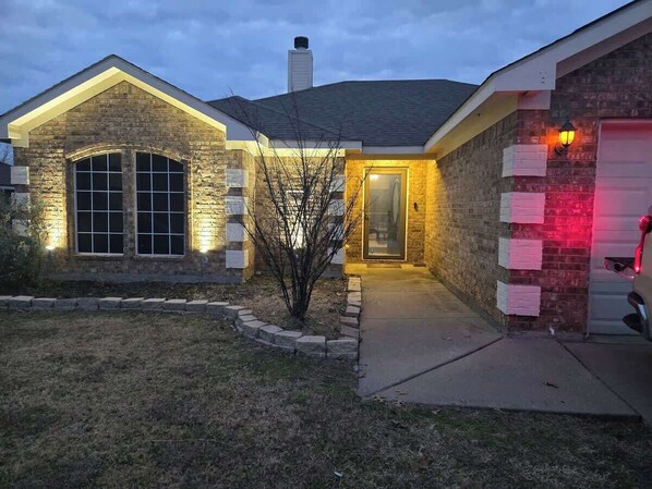 Exterior - HotTub,GameRoom,20Min to Dickies Arena,Firepit (Burleson)