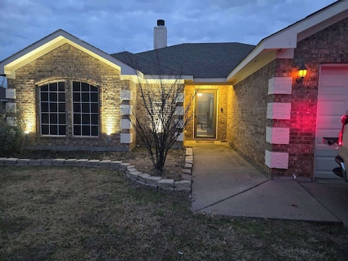 HotTub,GameRoom,20Min to Dickies Arena,Firepit
