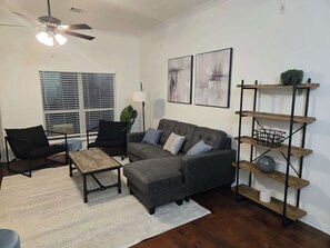 Smart TV, fireplace, video games - HotTub,GameRoom,20Min to Dickies Arena,Firepit (Burleson)