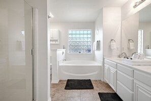 Shower, hair dryer, towels, soap - HotTub, GameRoom, 20Min to Dickies Arena, Firepit!!!!!!!!!!!!! (Burleson)