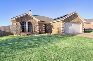 Exterior - HotTub, GameRoom, 20Min to Dickies Arena, Firepit!!!!!!!!!!!!! (Burleson)