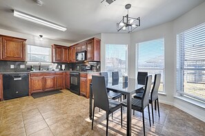 Fridge, microwave, oven, stovetop - HotTub, GameRoom, 20Min to Dickies Arena, Firepit!!!!!!!!!!!!! (Burleson)