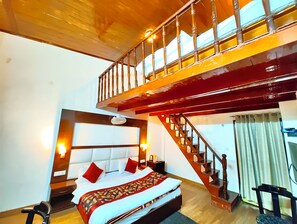 Habitación cuádruple Deluxe | Ropa de cama hipoalergénica, escritorio, wifi gratis y ropa de cama