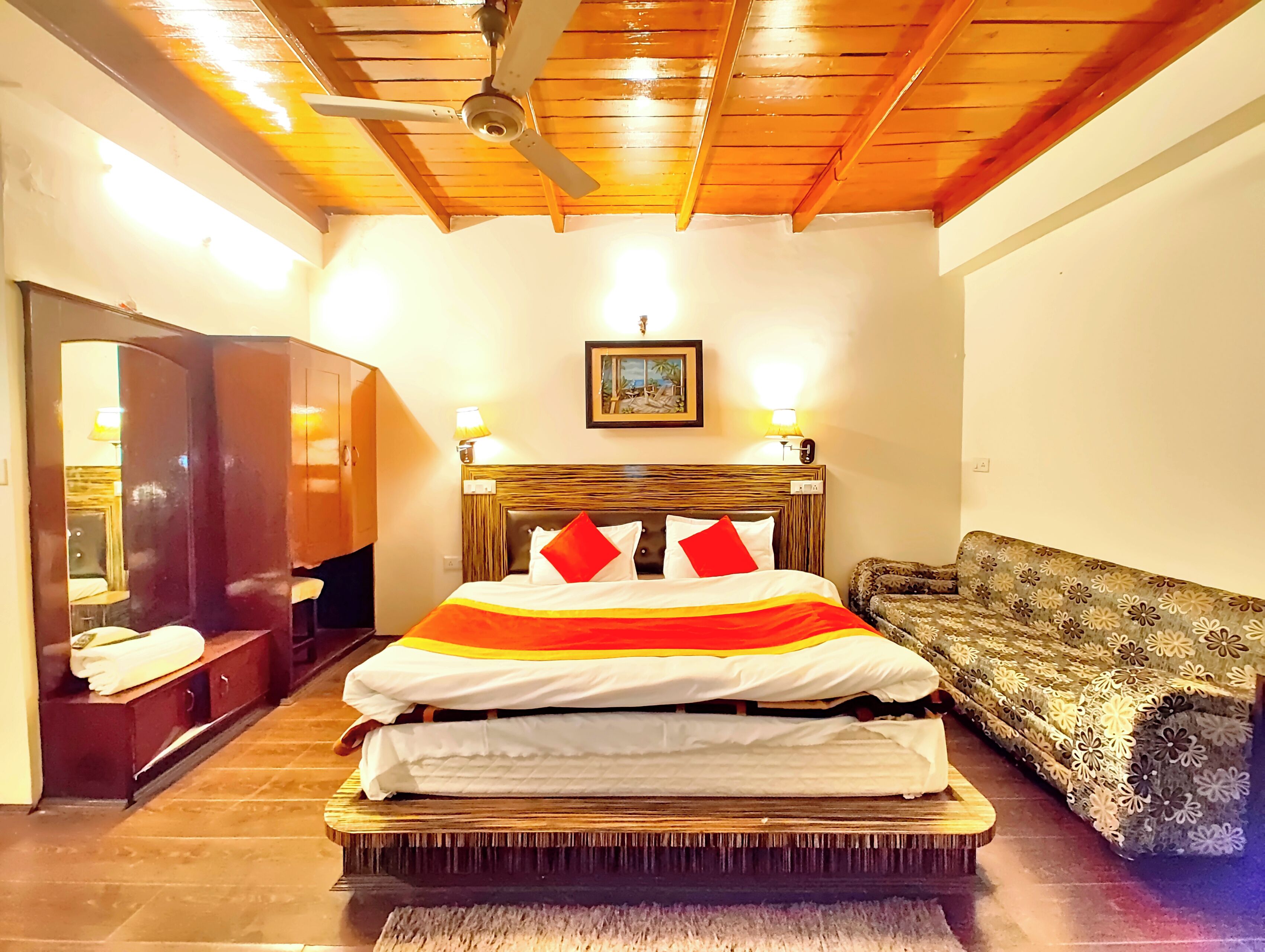 华丽双人房 | 防过敏的被褥、办公桌、免费 WiFi、床单