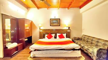 Deluxe Double Room | Hypo-allergenic bedding, desk, free WiFi, bed sheets