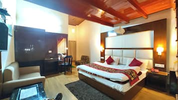 Deluxe Quadruple Room | Hypo-allergenic bedding, desk, free WiFi, bed sheets