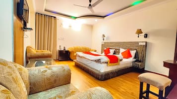 Executive Double Room | Hypo-allergenic bedding, desk, free WiFi, bed sheets