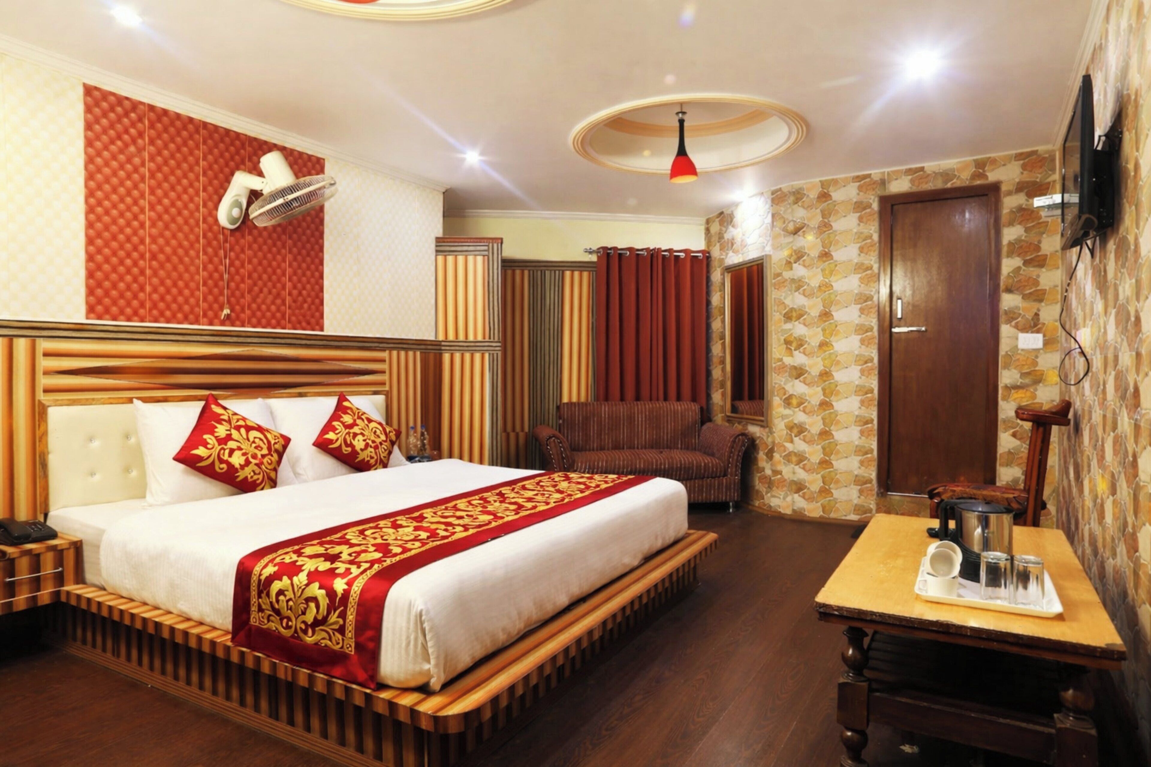 Hypo-allergenic bedding, desk, free WiFi, bed sheets