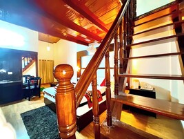 Deluxe Quadruple Room | Hypo-allergenic bedding, desk, free WiFi, bed sheets