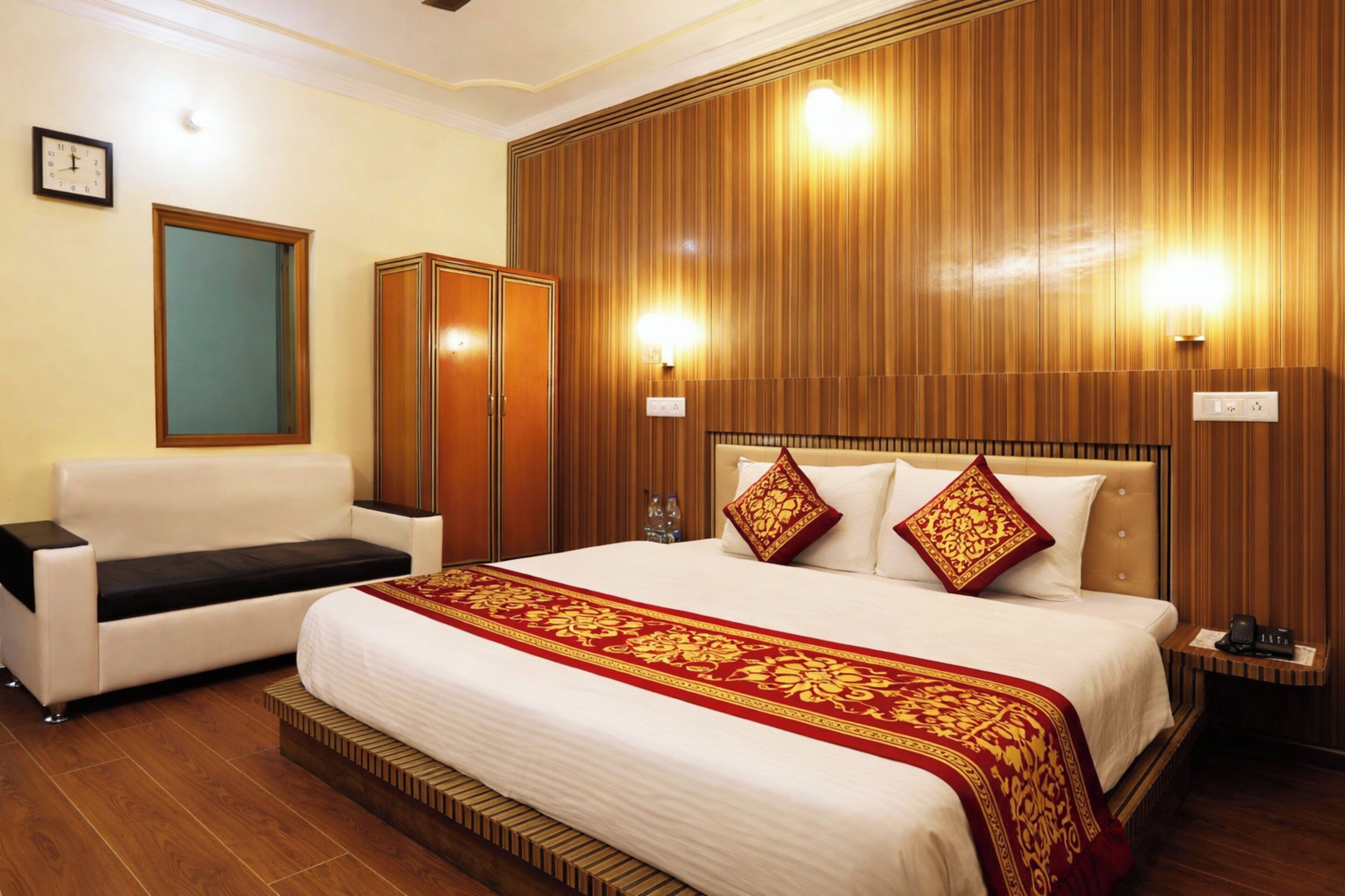 Hypo-allergenic bedding, desk, free WiFi, bed sheets