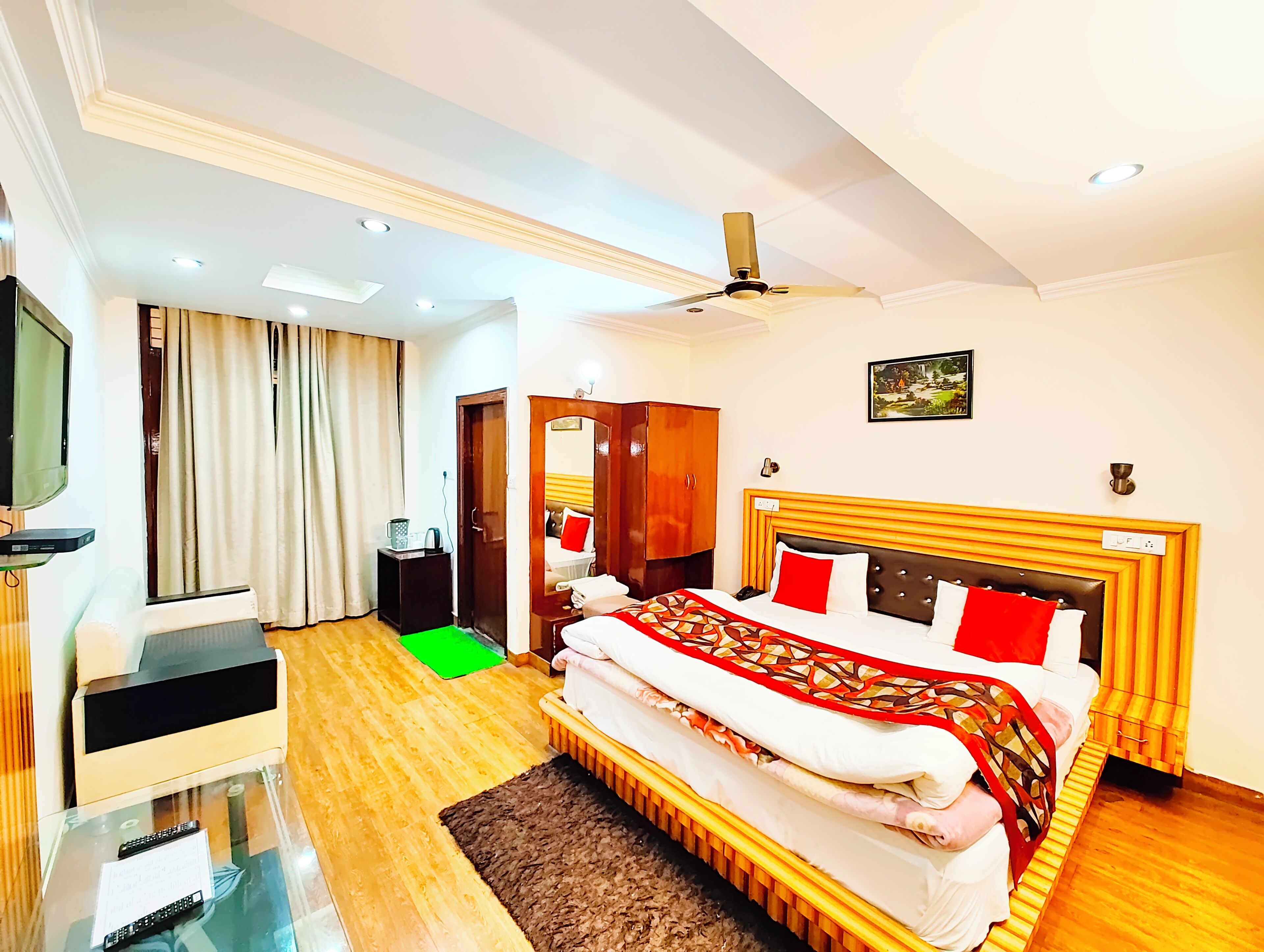 Hypo-allergenic bedding, desk, free WiFi, bed sheets