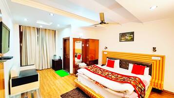 Hypo-allergenic bedding, desk, free WiFi, bed sheets