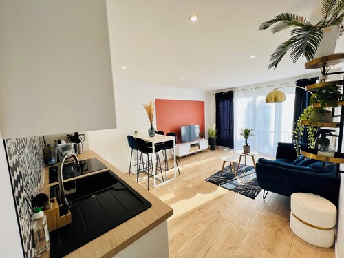 Warm, modern cocoon 5 minutes from the center