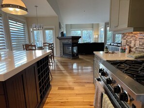 Fridge, microwave, oven, stovetop - Stunning 5 Bedroom Lake House in Coral Beach (Lake Country)