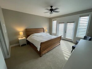 5 Schlafzimmer, Schreibtisch, Bügeleisen/Bügelbrett, Reisekinderbett