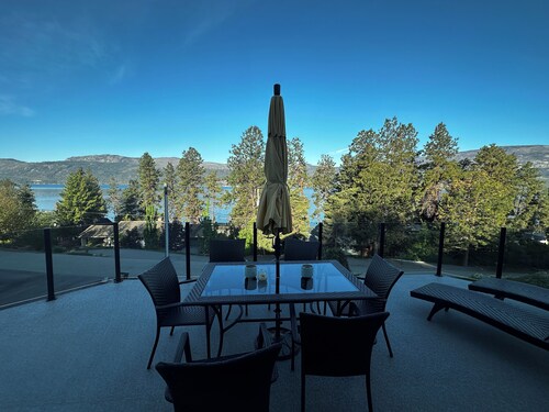 Stunning 5 Bedroom Lake House in Coral Beach