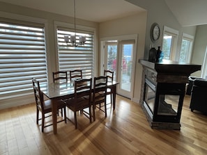 Dining - Stunning 5 Bedroom Lake House in Coral Beach (Lake Country)