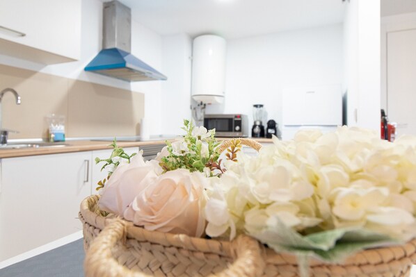 Refrigerador, microondas, horno y cafetera y tetera 