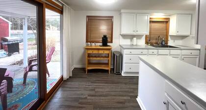 Cottage on Croton with a hot tub!