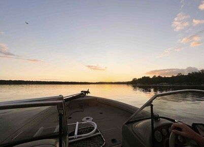 Cottage on Croton with a hot tub!