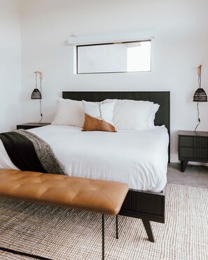 3 habitaciones, escritorio y tabla de planchar con plancha 