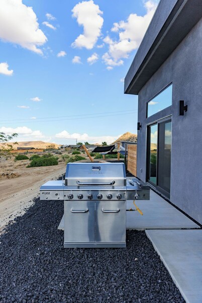 Modern Home with Pool & Spa-walk to Pionertown