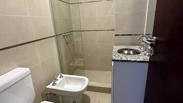 Ducha, secador de pelo, bidet, toallas