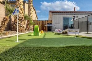 Property grounds - Ultimate Family Getaway! Salt Water Pool • Spa • Arcade (Henderson)