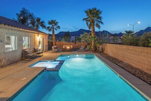 Piscina all'aperto, una piscina riscaldata