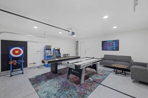 Games room - Ultimate Family Getaway! Salt Water Pool • Spa • Arcade (Henderson)