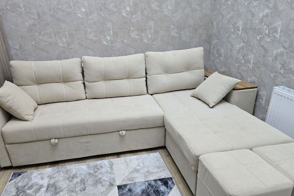 Departamento Deluxe, vista a la ciudad | Área de sala de estar | Televisión de pantalla plana