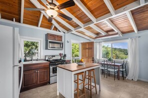 Een koelkast, een microgolfoven, een oven, een kookplaat