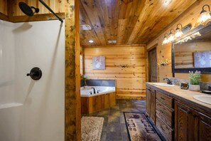 เคบิน, หลายเตียง, อ่างน้ำร้อน, วิวสวน (Whitetail Retreat) | ห้องน้ำ | อ่างอาบน้ำแบบแช่ตัว, ไดร์เป่าผม, ผ้าเช็ดตัว
