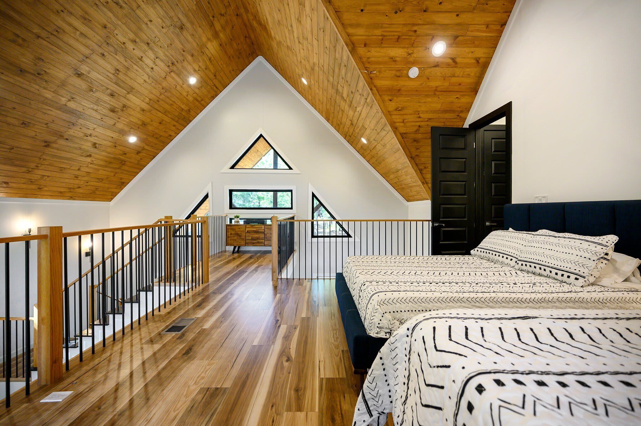 1 bedroom, individually decorated, individually furnished, bed sheets