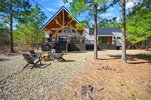Terrace/patio - Sugar Bear Den Stay for 10! (Broken Bow)