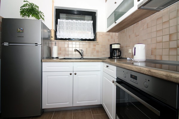 Appartement (Two Bedroom Apartment With Balcony) | Cuisine privée | Réfrigérateur