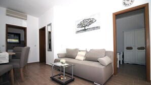 Leilighet (Two Bedroom Apartment With Balcony) | Oppholdsrom | En 32-tommers Flatskjerm-TV med Parabol-TV