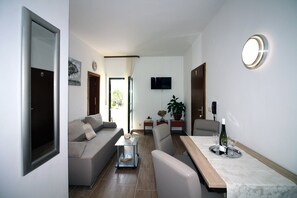 Lejlighed (Two Bedroom Apartment With Balcony) | Stue | 32-tommers fladskærms-tv med satellitkanaler