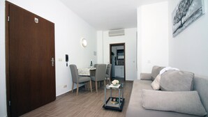 Leilighet (Two Bedroom Apartment With Balcony) | Oppholdsrom | En 32-tommers Flatskjerm-TV med Parabol-TV