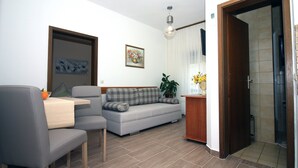 Leilighet (One Bedroom Apartment Ground Floor) | Oppholdsrom | En 32-tommers Flatskjerm-TV med Parabol-TV
