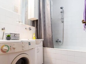 Apartamento (Two Bedroom Apartment Retreat with Ba) | Baño | Bañera y toallas